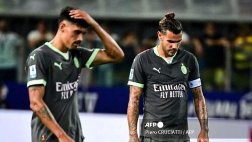 Tijjani Reijnders dan Theo Hernandez meratapi kekalahan AC Milan atas Parma dalam lanjutan pekan kedua Liga Italia, Sabtu (24/8/2024) malam WIB. (ist)