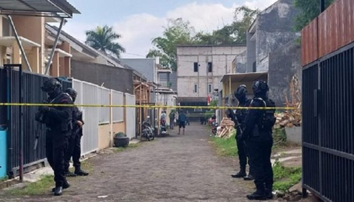 Densus 88 Temukan TATP saat Tangkap HOK yang Diduga Akan Lakukan Bom Bunuh Diri di Malang