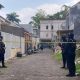 Tim Densus 88 melakukan pengamanan di lokasi penangkapan di Kota Batu
