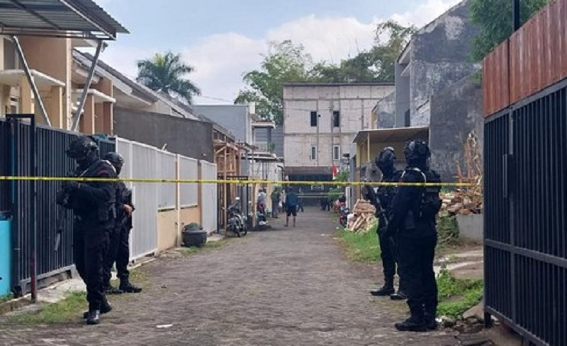 Tim Densus 88 melakukan pengamanan di lokasi penangkapan di Kota Batu