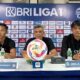 Pelatih Semen Padang, Hendri Susilo bersama pemain belakang Tim Kabau Sirah, Miftah Anwar Sani dalam sesi konferensi pers, Minggu (11/8). (ist)