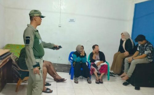 Satpol PP Kota Padang mengamankan 12 muda-mudi saat melakukan pengawasan di sepanjang jalan Khatib Sulaiaman dan penginapan di Kecamatan Padang Selatan, Senin (12/8) dini hari.
