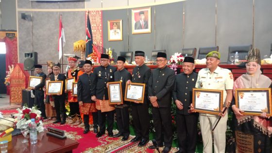 Tokoh Kehormatan Kota Padang Penerima Pin Emas dari Pemko Padang Pada HJK Padang ke-355 tahun 2024. (Foto: Ingatlah.com)
