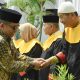 PJ Sekda Kota Padang Yosefriawan bersalaman dengan Dewan Hakim MTQ Nasional ke-41 Kota Padang. (Foto: Istimewa)