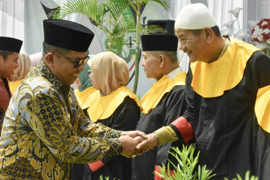 PJ Sekda Kota Padang Yosefriawan bersalaman dengan Dewan Hakim MTQ Nasional ke-41 Kota Padang. (Foto: Istimewa)