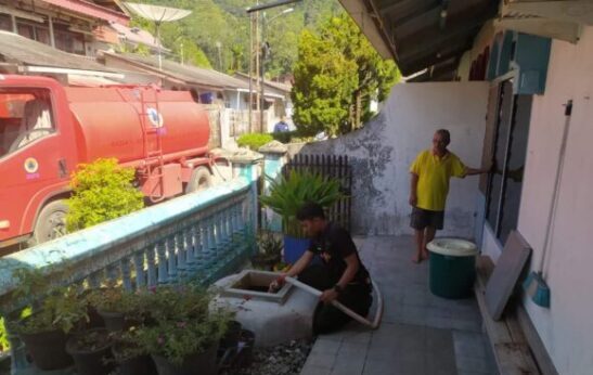 BPBD Padang salurkan air bersih kepada warga yang membutuhkan. (Foto: Istimewa)