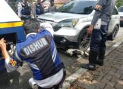 Dishub Padang Derek dan Kempeskan Mobil Pengendara Nakal