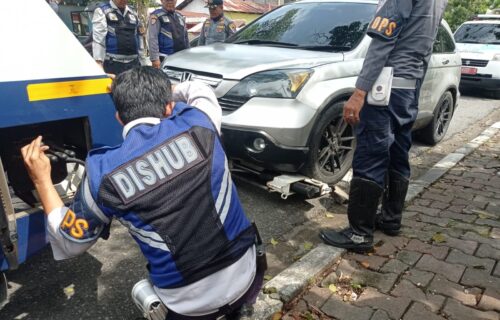 Dishub Padang derek pengendara mobil yang parkir liar. (Foto: Istimewa)