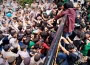 Demo Panas di DPRD Sumbar, Mahasiswa Desak Batalkan Revisi UU Pilkada