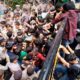 Mahasiswa demonstran Sumbar geruduk kantor DPRD Sumbar, Kamis (22/8/2024). (Foto: Budi Sunandar)