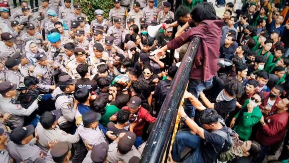 Mahasiswa demonstran Sumbar geruduk kantor DPRD Sumbar, Kamis (22/8/2024). (Foto: Budi Sunandar)