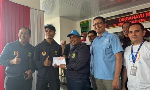 Bupati Padang Pariaman, Suhatri Bur Didampingi Ketum KONI Padangpariaman, Rudi Rapenaldi Rilis dan Sekum ABTI Sumbar, Septri menyerahkan bantuan tali asih kepada salah seorang atlet bola tangan ABTI Sumbar yang akan berlaga di PON Aceh-Sumut. (Foto: Istimewa)