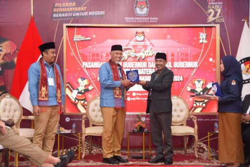 Mahyeldi-Vasko resmi mendaftar sebagai pasangan calon Gubernur dan Wakil Gubernur Sumbar di KPU. (Foto: Istimewa)