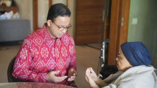 Anies Baswedan meminta restu orang tuanya sebelum berangkat ke kantor PDIP. (Foto: Istimewa)
