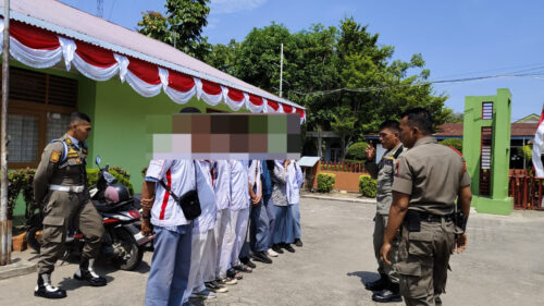 8 pelajar terjaring razia Satpol PP di kawasan GOR H. Agus Salim, Padang, Rabu (14/8) pagi. (ist)