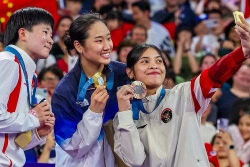 Gregoria Mariska Tunjung (kanan) berfoto bersama peraih medali cabang olahraga bulu tangkis Olimpiade Paris 2024. (ist)