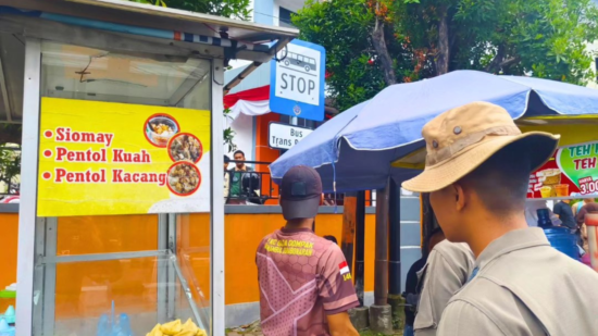 Satpol PP Kota Padang tertibkan PKL yang halangi rambu-rambu halte Trans Padang. (Foto: Humas Satpol PP)