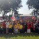 Ketua Spesial Olympic Indonesia (SOIna) Sumbar Harneli Mahyeldi didampingi Kadispora Sumbar Maifrizon saat pelepasan balon ke udara pertanda dimulai PeSODa 2024, Jumat (2/8). (Foto: Istimewa)