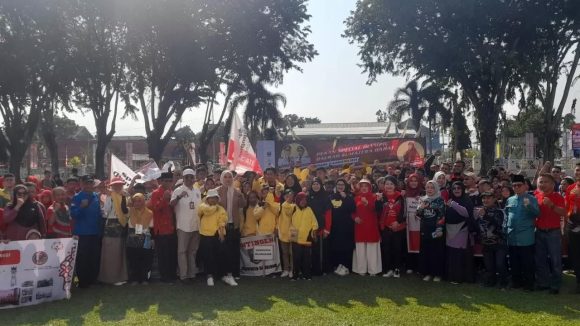 Ketua Spesial Olympic Indonesia (SOIna) Sumbar Harneli Mahyeldi didampingi Kadispora Sumbar Maifrizon saat pelepasan balon ke udara pertanda dimulai PeSODa 2024, Jumat (2/8). (Foto: Istimewa)