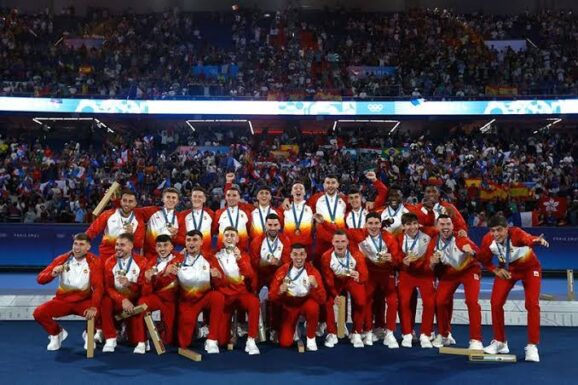 Skuad Spanyol U-23 berpose dengan medali emas sepak bola Olimpiade Paris 2024. (Foto: AP Photo)
