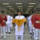 Livenia Evelyn Kurniawan, Paskibraka 2024 asal Kalimantan Timur menjadi pembawa baki pada upacara Hari Ulang Tahun Ke-79 Republik Indonesia di Ibu Kota Nusantara (IKN). (Tangkapan Layar Youtube KompasTV)