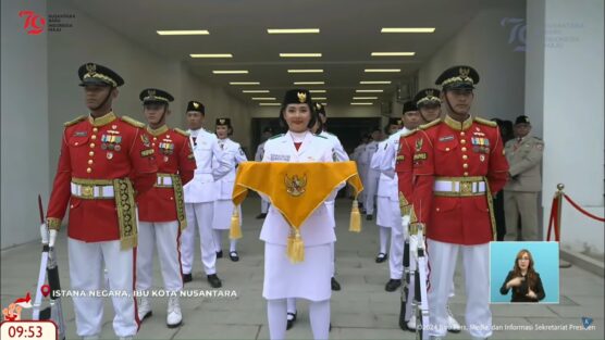 Livenia Evelyn Kurniawan, Paskibraka 2024 asal Kalimantan Timur menjadi pembawa baki pada upacara Hari Ulang Tahun Ke-79 Republik Indonesia di Ibu Kota Nusantara (IKN). (Tangkapan Layar Youtube KompasTV)