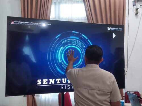 Pj Sekretaris Daerah Kota Padang Yosefriawan, meluncurkan aplikasi SiRepi (Sistem Rekrutmen, Pemagangan, Penempatan, dan Pelaporan) Tenaga Kerja, Selasa (27/8). ist