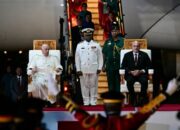 Tolak Menu Mewah, Paus Fransiskus Santap Nasi Goreng di Pesawat Garuda