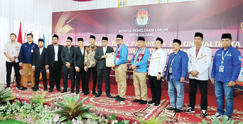KPU Padang terima pendaftaran M Iqbal dan Amasrul. (Foto: Istimewa)