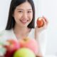 Ilustrasi makan buah. (Foto: Istimewa)