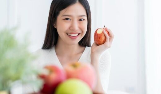 Ilustrasi makan buah. (Foto: Istimewa)