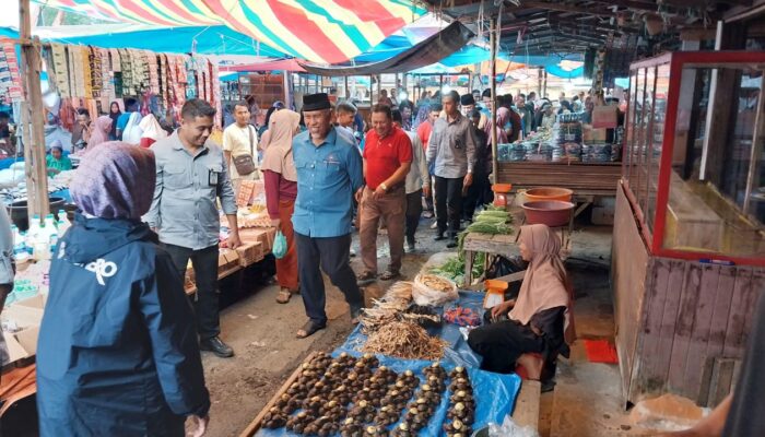 Blusukan ke Pasar Sungai Sarik, Para Pedagang Sepakat Menangkan Mahyeldi