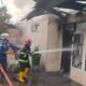 Petugas Damkar Kota Padang menjinakkan api yang membakar rumah di Kuranji. (Foto: Istimewa)