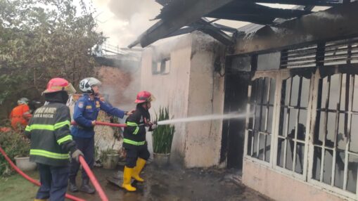 Petugas Damkar Kota Padang menjinakkan api yang membakar rumah di Kuranji. (Foto: Istimewa)