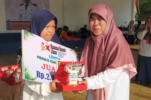 Queen Alexa Valerie Ch pelajar SD Muhammadiyah 05 Ketaping juara I Lomba Esai.