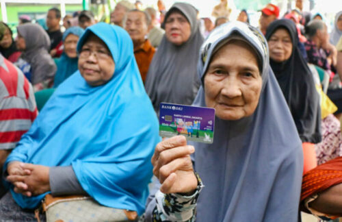 Kartu Lansia Jakarta (KLJ) untuk menunjang pemenuhan kebutuhan dasar bagi warga lanjut usia yang kurang mampu. (Foto: Pemprov DKI)