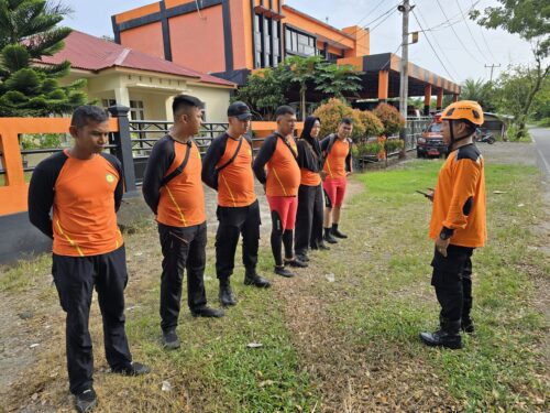 Tim Sar Padang saat melakukan persiapan pencarian korban hanyut di Sungai yang adi di Kecamatan Nanggalo, Kota Padang