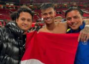 Mees Hilgers Bentangkan Merah Putih di Old Trafford, Curi Perhatian Fans Indonesia
