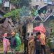 Petugas BPBD membersihkan material pohon yang menimpa rumah warga, akibat hujan lebat disertai angin kencang sepanjang Senin (9/9). ist