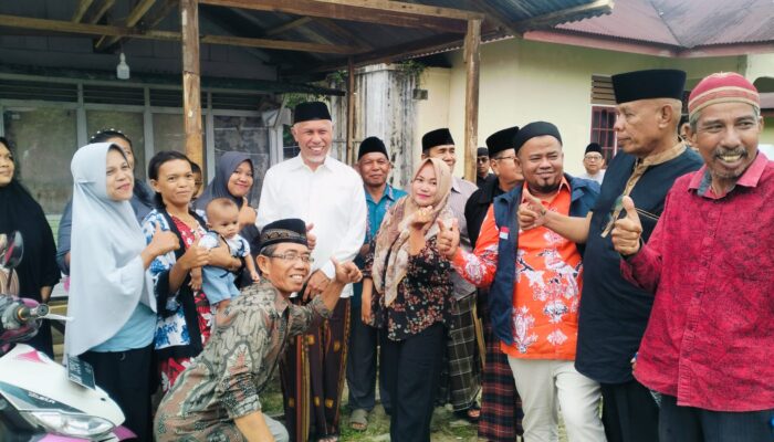 Momen Haru Lina saat Warung Lontongnya Dikunjungi Gubernur Mahyeldi