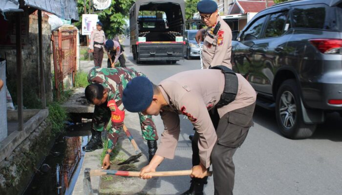 Brimob dan TNI Gelar Kerja Bakti Bersama di Pekanbaru, Jaga Kebersihan dan Keamanan Kota