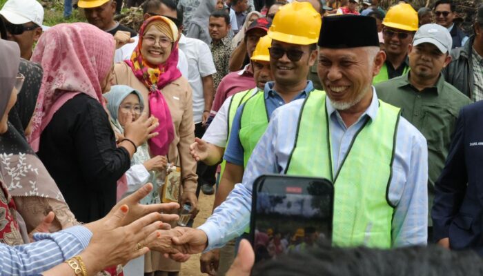 Dibawah Terik Matahari, Ratusan Masyarakat Talang Sambut Mahyeldi Antusias