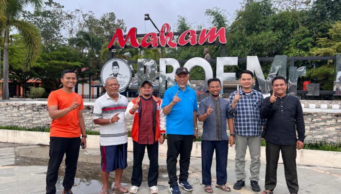 Usai Sholat Subuh, Mahyeldi Sapa Masyarakat dan Kunjungi Makam Pahlawan di Talawi