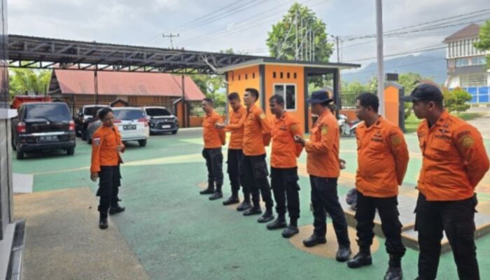 Dibantu 11 Personel SAR Padang, Begini Evakuasi Korban Longsor di Solok