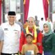 Gubernur Sumbar Mahyeldi bersama keluarga Iwan Samurai di Istana Gubernur, Jumat (13/9/2024). (Foto: Istimewa)