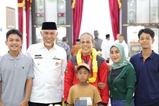 Gubernur Sumbar Mahyeldi bersama keluarga Iwan Samurai di Istana Gubernur, Jumat (13/9/2024). (Foto: Istimewa)