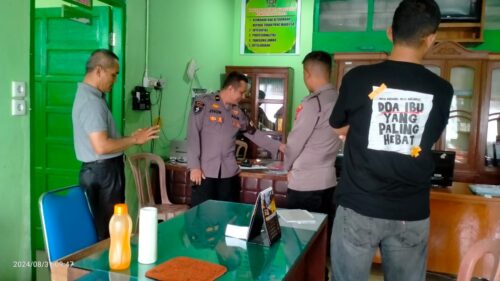 Polisi melakukan olah TKP pascakejadian pencurian buku nikah di KUA Kecamatan Payakumbuh Barat, Kota Payakumbuh. (ist)