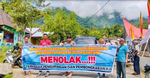 Puluhan masyarakat dan petani KJA di Koto Malintang, Kecamatan Tanjung Raya melakukan aksi penolakan terhadap penertiban KJA di Danau Maninjau. (ist)