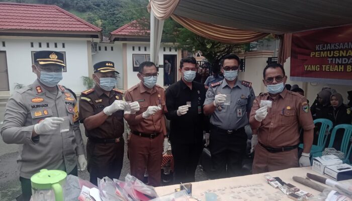 Kejari Pessel Musnahkan Barang Bukti Sabu dan Ganja