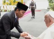 Momen Hangat Jokowi Sambut Paus Fransiskus di Istana Merdeka